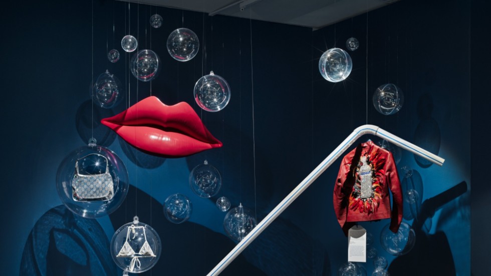 När "Fashion Cocktail" visades på Spritmuseet i Stockholm 2021 rymde utställningen bland annat accessoarer av Tom Ford för Gucci. Pressbild.
