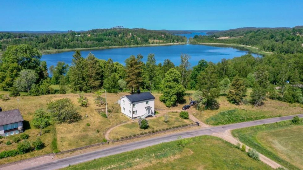 Villan i Djursdala har utsikt över sjön Juttern.