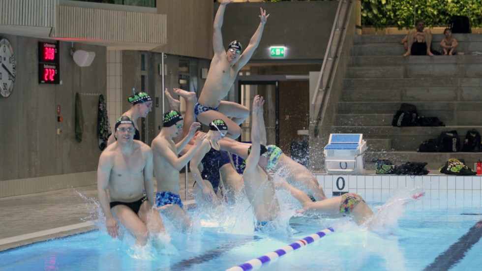 Premiärdoppet. Sporten var med när större delen av Lass elitgrupp hoppade i bassängen i Tinnerbäcksbadet.