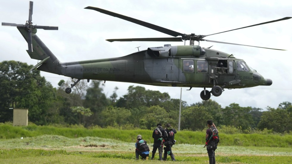 En helikopter på en militärbas i Calamar, Colombia den 23 maj. Helikoptern deltog i sökandet efter barnen. Arkivbild.