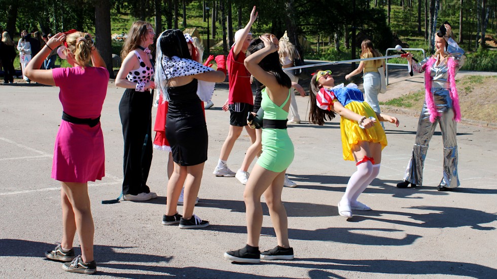Eleverna i klass 9C dansade limbo utklädda till Snövit, Rödluvan och andra film- och tv-karaktärer.
