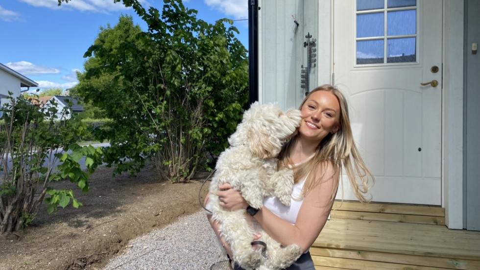 Julia Enemård med hunden Balou utanför deras nyrenoverade hem. 
