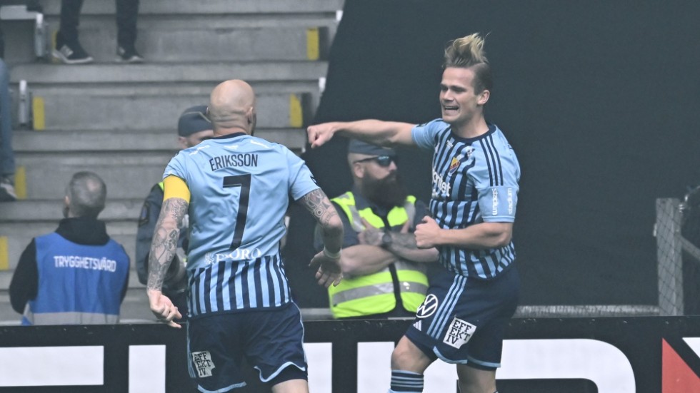 Djurgårdens lagkapten Magnus Eriksson och målskytten Hampus Finndell firar 1–0-målet.