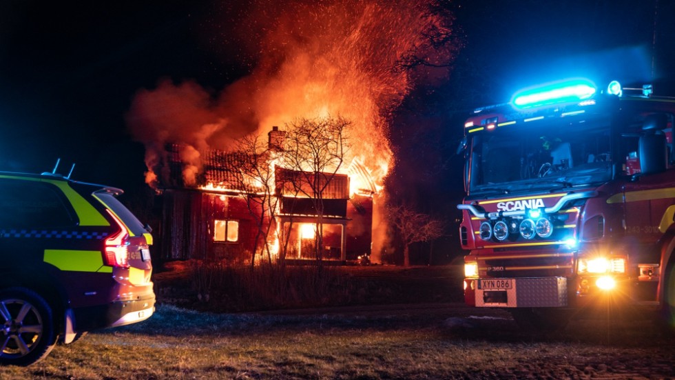 Natten mot söndag brann ett obebott hus i Ydre ner till grunden.