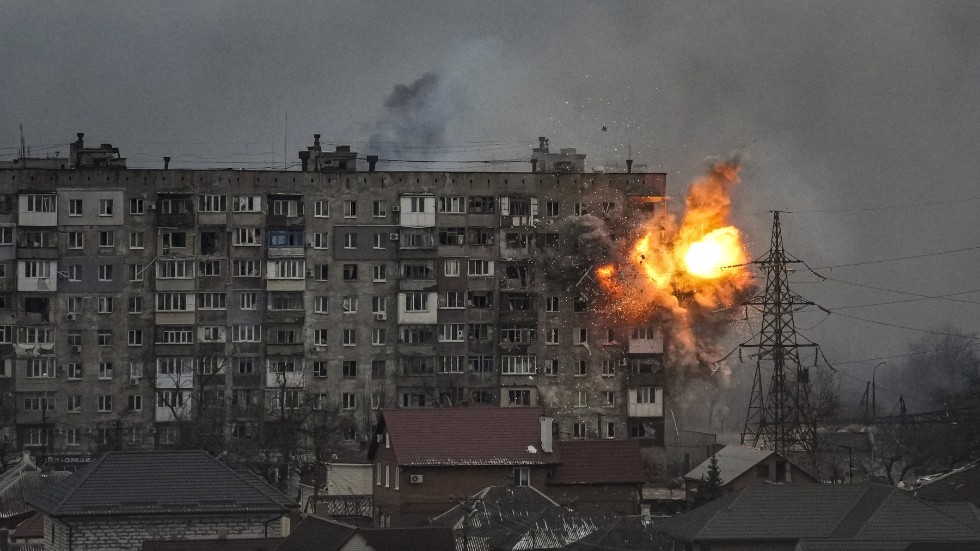 Tre AP-journalister som rapporterade från den belägrade ukrainska staden Mariupol förra året prisas med en Pulitzer. Bilden visar hur en rysk stridsvagn som beskjuter ett bostadshus i staden den 11 mars.