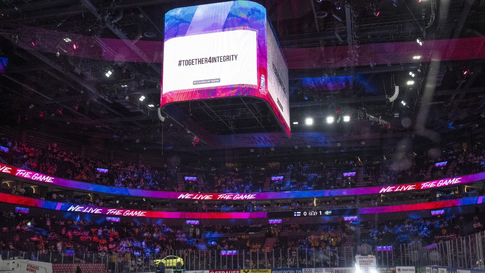 På jumbotronen syns IIHF:s kampanj "Together4integrity”, i Nokia arena i Tammerfors under ishockey-VM.