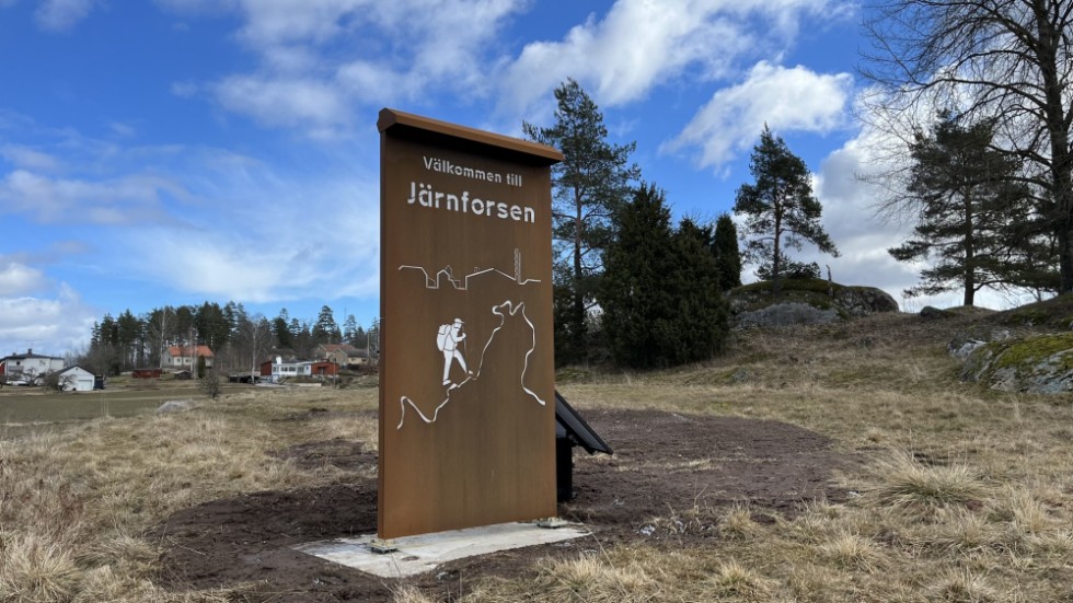 Varje ort har fått sina egna välkomstskyltar med motiv från trakten. Här är skylten i Järnforsen.