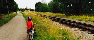 Barn går dagligen vid öppet järnvägsspår