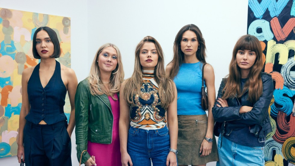 Sarah Gustafsson, Tea Stjärne, Alva Bratt, Tindra Monsen och Sandra Zubovic som de fem tjejerna i "Barracuda queens". Pressbild.
