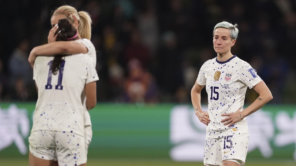 Megan Rapinoes (till höger) USA föll mot Sverige i åttondelsfinalen av VM efter straffar.