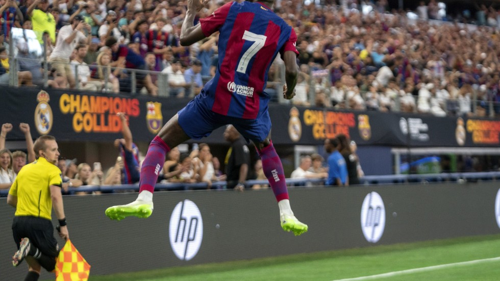 Barcelonas anfallare Ousmane Dembélé firar sitt mål mot Real Madrid.