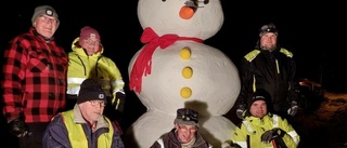 Julhälsningen: Byborna byggde snögubbe istället för julgran