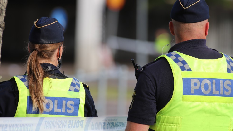 Polisen söker nu två personer som kan vara viktiga pusselbitar i utredningen om explosionen i Skäggetorps centrum. De är inte misstänkta för brott.