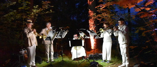 Här bjuder de på musik mitt inne i skogen