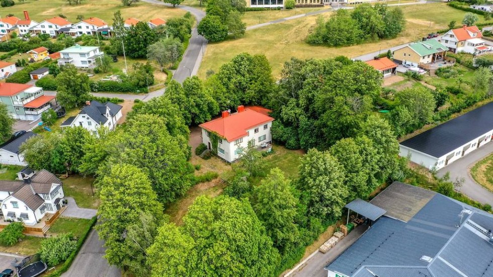 Villan på Bryggaregatan, som ligger mellan folkhögskolan och matbutiken Tempo, har en boyta på cirka 300 kvadratmeter.