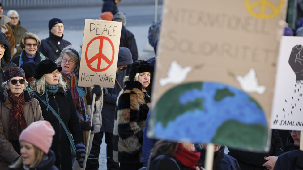 Bild från en demonstration arrangerad av bland andra Svenska Freds, Kvinna till Kvinna, Reportrar utan gränser, Amnesty International Sverige och Svenska Läkare mot Kärnvapen. Den hölls i Stockholm för ett knappt år sedan.