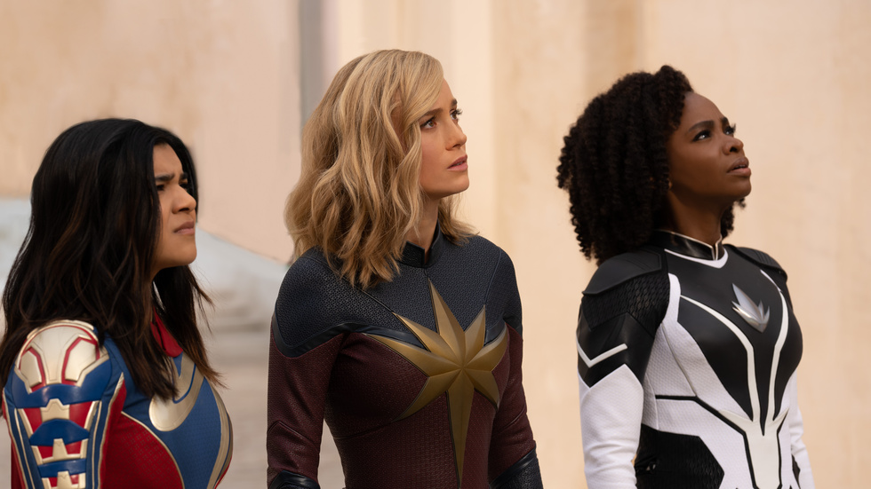 Iman Vellani som Miss Marvel/Kamala Khan, Brie Larson som Captain Marvel/Carol Danvers och Teyonah Parris som Captain Monica Rambeau i "The Marvels". Pressbild.