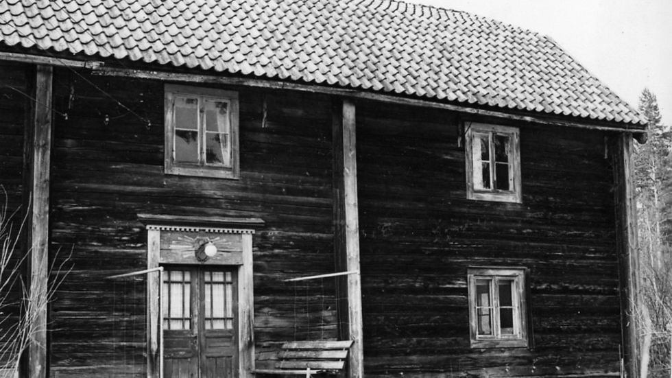 Mangårdsbyggnaden vid Ösjöfors pappersbruk ska ha renoverats 1973-1974. Därefter har huset renoverats av olika ägare.
