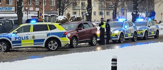Flera polispatruller stoppade bil på Gamla Övägen
