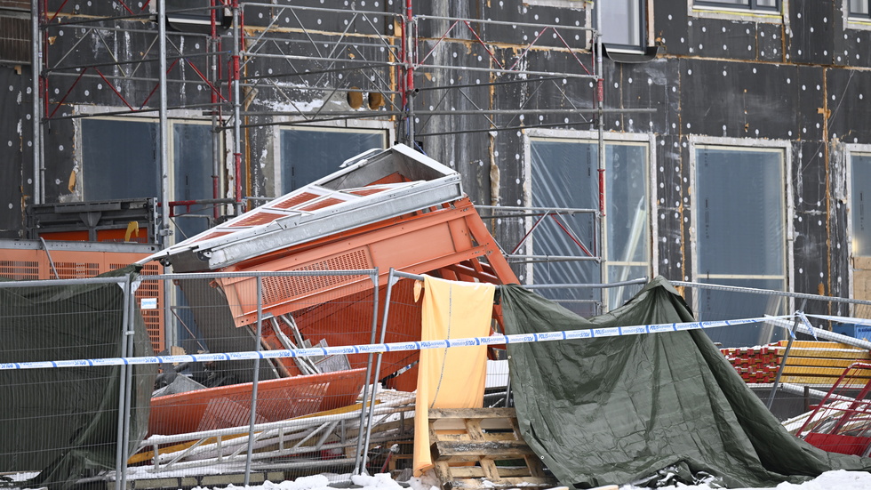 En bygghiss rasade från 20 meters höjd i Sundbyberg i måndags. Fem personer omkom.