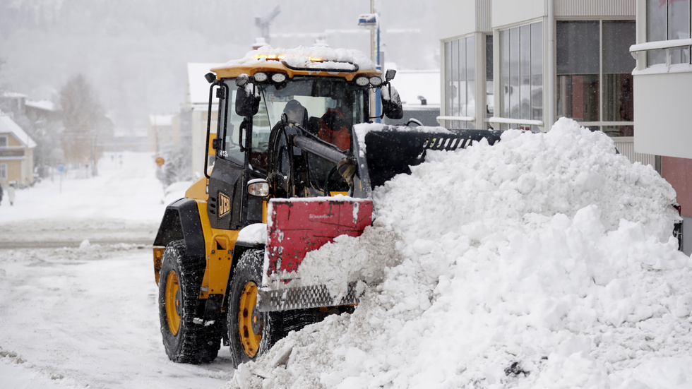 Traktor plogar snö i Sundsvall som drabbats hårt av kraftigt snöfall och hårda vindar.