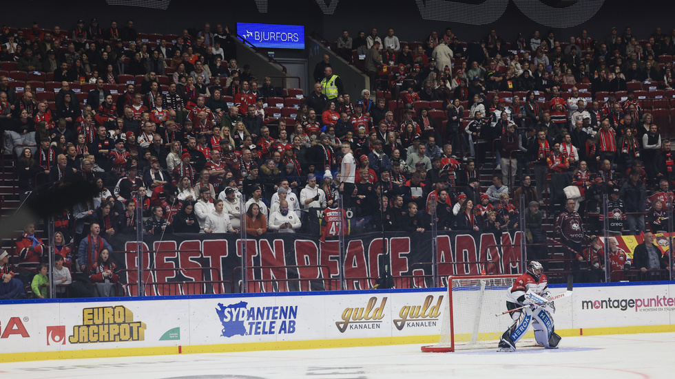 Malmös supportrar höll upp en banderoll till minne av Adam Johnson, med texten "Rest in peace, Adam".