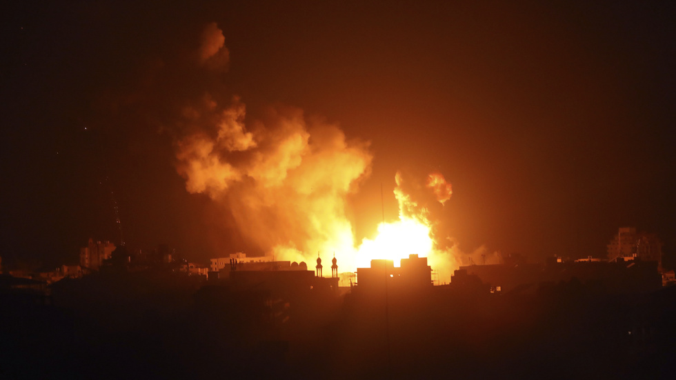 Eld och rök från en israelisk attack mot en byggnad i Gaza stad på söndagen.