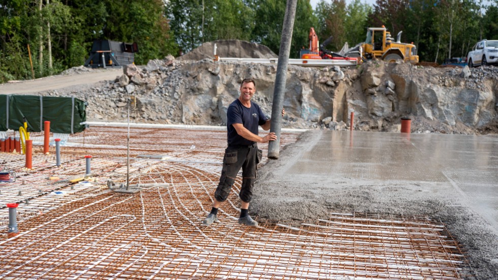 Robert Fransson, från företaget Nordic stone crusher, pytsar ut cement som kommer från berget som sprängts bort där den nya gjutna bottenplattan ligger. 