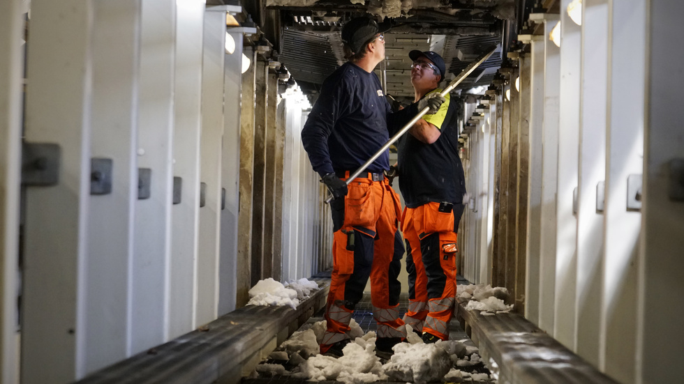 "Det är ett tufft jobb", säger Marcus Lövgren när vi kliver ner under tåget för att se hur Kaj Löwe och Anders Gustafsson jobbar. 