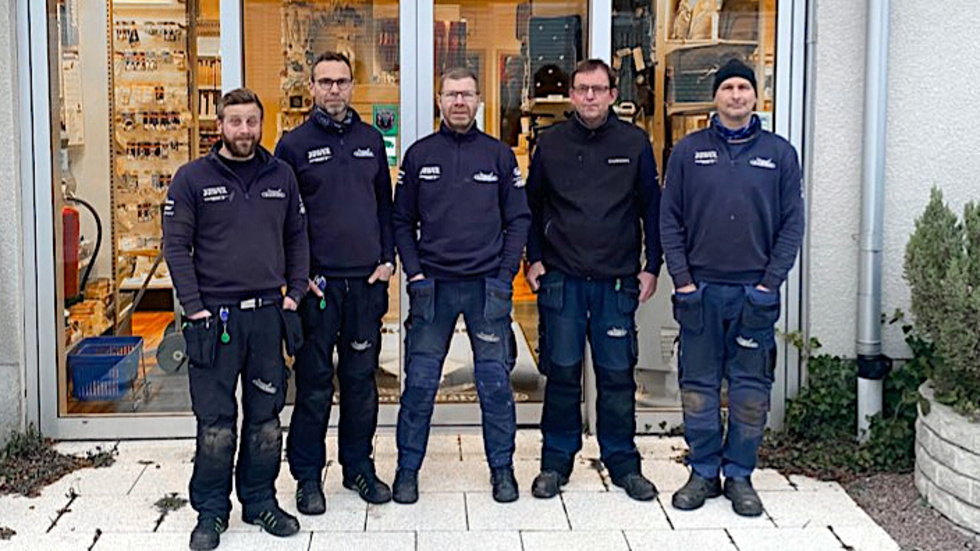 Hampus William, Daniel Krusheim, Daniel Bentsen, Magnus Nystedt, Marko Tuominen är "gubbarna som har kompetens" som jobbar på Motala båtvarvs verkstad.