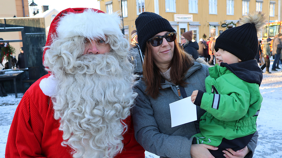Milo, 3, år var fascinerad av mötet med jultomten som dök upp på torget i Vimmerby på söndagen.