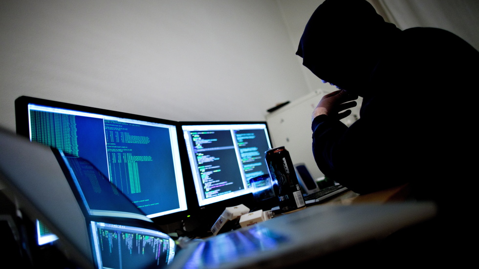 Både kriminella hackarnätverk och stater utför cyberattacker mot det svenska samhället. 