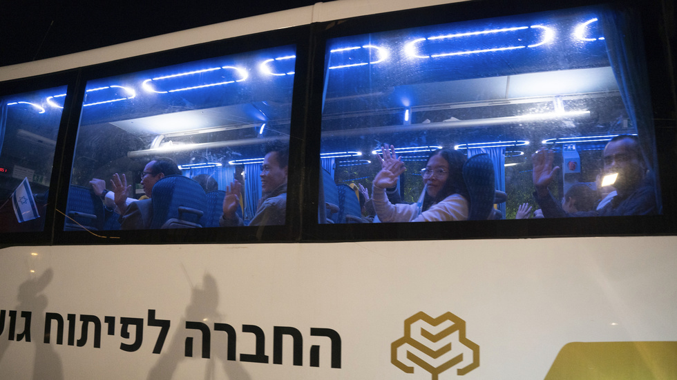 Flera av de thailändare som tidigare var gisslan hos Hamas, på en buss som på onsdagen ska ta dem från ett sjukhus i Israel till ett flygplan som för dem till Thailand.