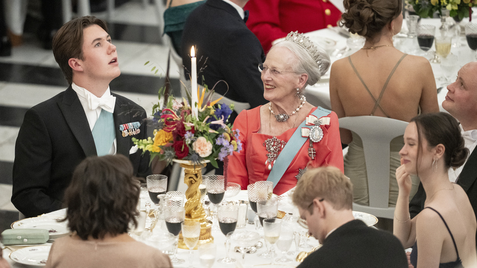 Drottning Margrethe bjöd på söndagen på galataffel på Christiansborgs slott i Köpenhamn för att fira prins Christians 18-årsdag.