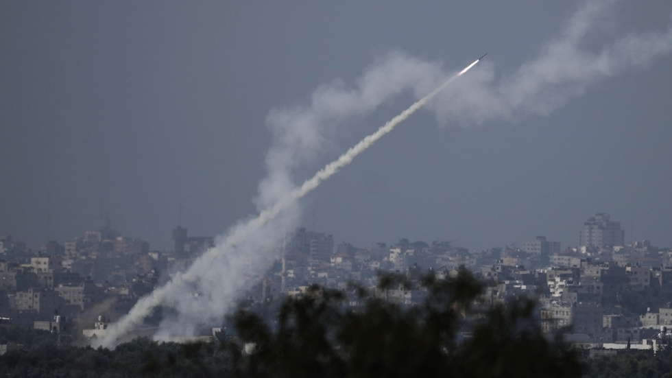 En raket avfyras från Gazaremsan mot Israel på måndagen, sedd från södra Israel.