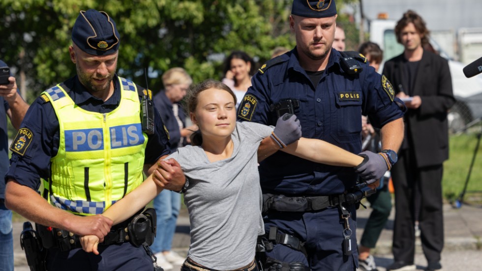 Klimataktivisten Greta Thunberg lyfts bort av polis när hon på måndagen deltar i en ny klimataktion i Oljehamnen i Malmö. Arkivbild.