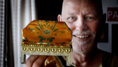 Peter, 69, skapar dockmöbler – av kartong: "Jag är helt fast"