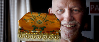 Peter, 69, skapar dockmöbler – av kartong: "Jag är helt fast"