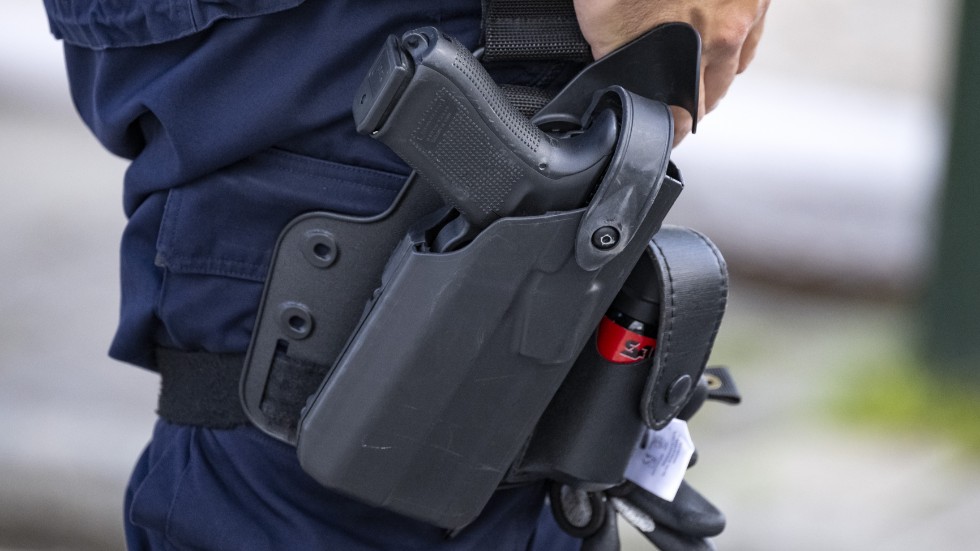 En polis med sitt tjänstevapen, en Glock 45, i Malmö. ARkivbild.