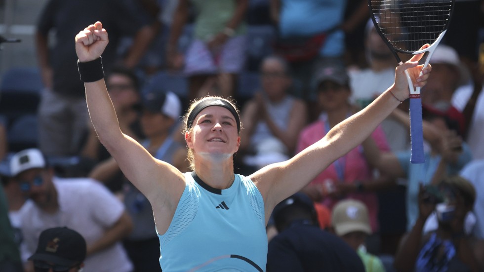 Karolina Muchova, Tjeckien, sträcker armarna i vädret efter att ha gått till kvartsfinal i US Open.