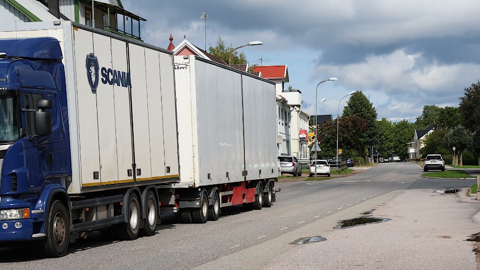 Ett 70-tal tunga fordon med släp rullar genom Södra Vi samhälle en vanlig tisdag, enligt en trafikräkning som Södra Vi-bon Bengt Barkstam gjort på egen hand. Totalt passerade 1 058 fordon. 