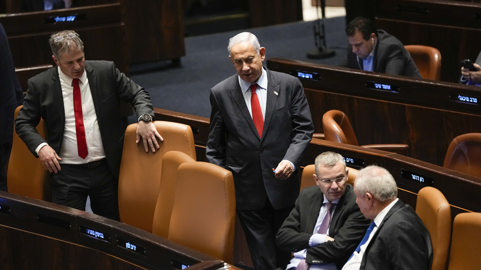 Benjamin Netanyahu, i mitten, har fullt sjå att hålla ihop sin brokiga regering. På denna arkivbild från parlamentet knesset står han med (från vänster) utbildningsminister Yoav Kisch, justitieminister Yariv Levin och jordbruksminister Avi Dichter.