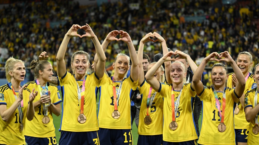 Sveriges jublar med sina bronsmedaljer.