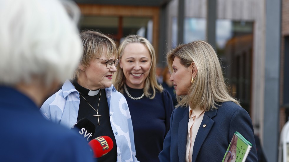 Birgitta Ed, statsministerns fru, och Ukrainas första dam, Olena Zelenska, besöker Aleris Rehab Station i Solna. Aleris vd Sofia Palmquist mitt i bilden.