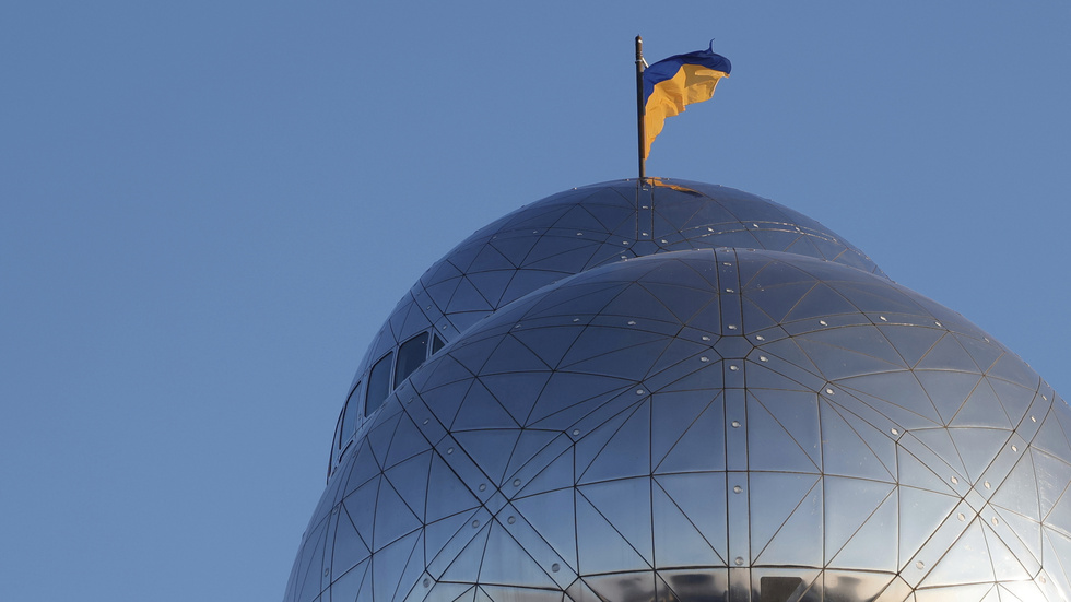 Ukrainas flagga uppe på utställningsanläggningen Atomium i Bryssel. Arkivbild.