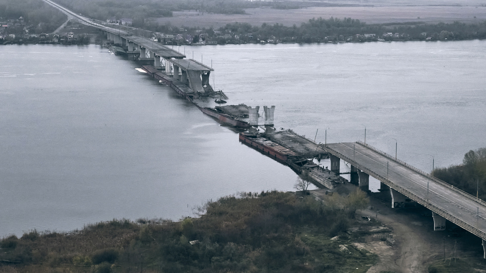 Antonivskyj-bron var en av de viktigaste vägarna över floden Dnepr i Chersons län, men förstördes i kriget när floden kom att utgöra frontlinjen. Bilden togs i november förra året. Arkivbild.