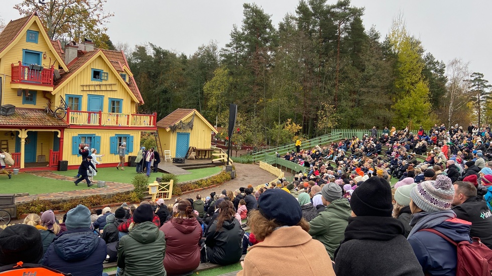 I helgen var det premiär för årets upplaga av Höstmarknaden och det kom drygt 4 000 besökare. 1 500 i lördags, 2 500 i söndags. ALV:s vd Jocke Johansson berättar att det var en bit under målet på 4 600 besökare. "Men med tanke på förutsättningarna är vi nöjda. Vi hade ett stort tapp i lördags på grund av regnet och blåsten. Att det ändå kom hit drygt 1 500 personer är imponerande", säger han.