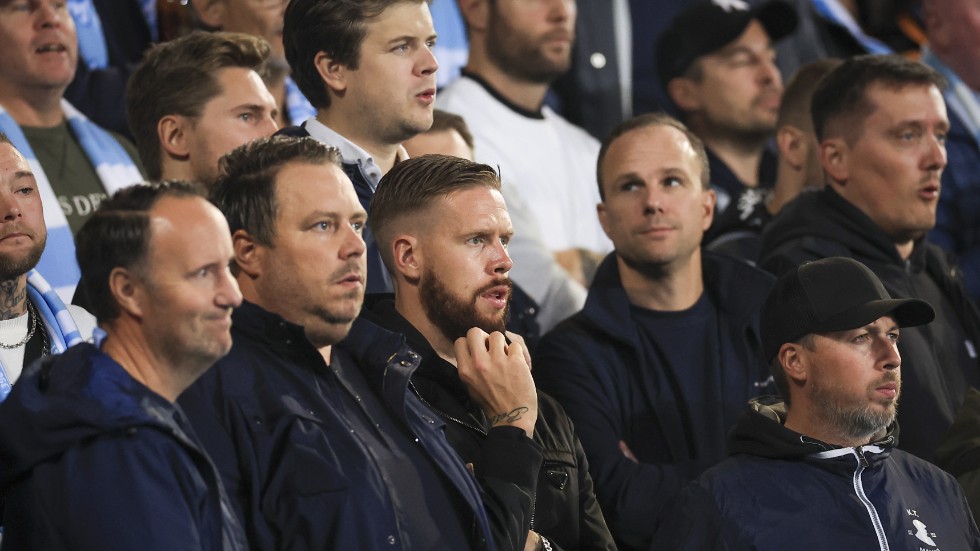 MFF-mittbacken Pontus Jansson (trea från vänster) är avstängd i två matcher och stod i publiken när Malmö slog BP med 2–1.
