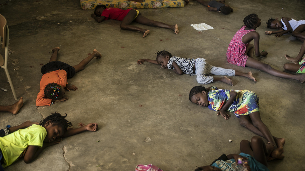 Barn sover på golvet i en skola som används som tillfällig bostad för människor som drivits från sina hem. Bilden togs den 23 juli förra året. Arkivbild.