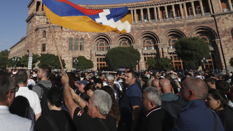 Utbrytarrepubliken Artsachs flagga höjs vid en demonstration i Jerevan den 19 september. Artsach är armeniers namn på Nagorno-Karabach.